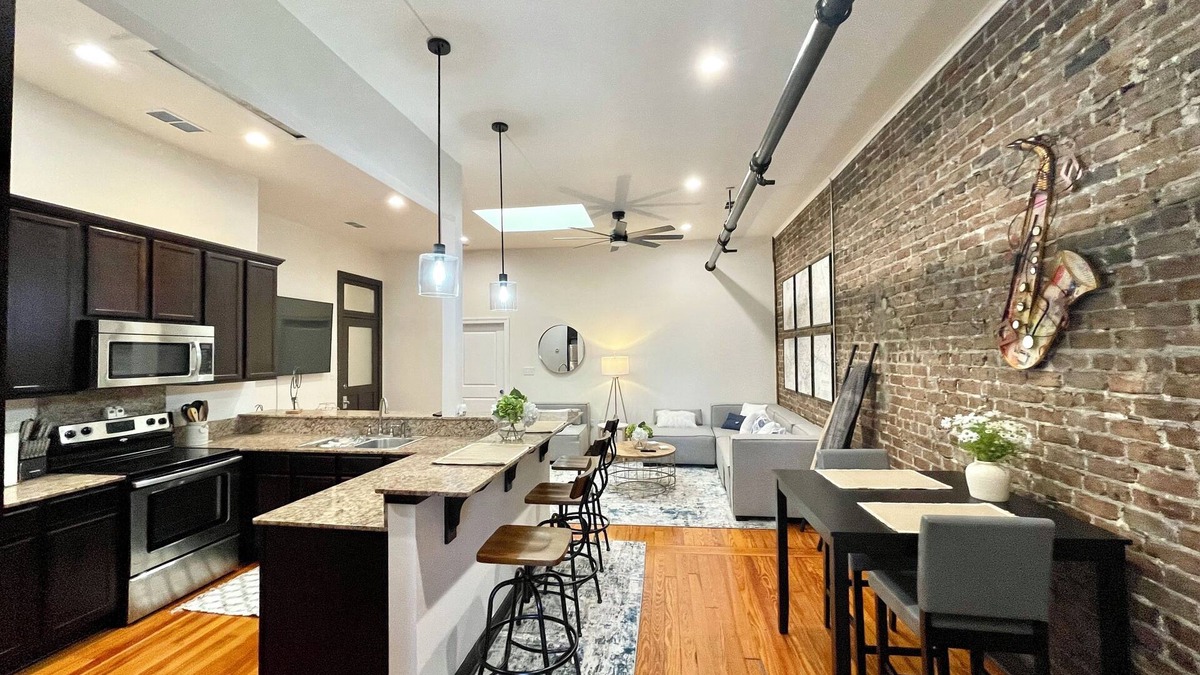 Hammond Condo | Charming 2-bedroom 2-bath condo with AC and WiFi in pleasant Downtown Hammond!