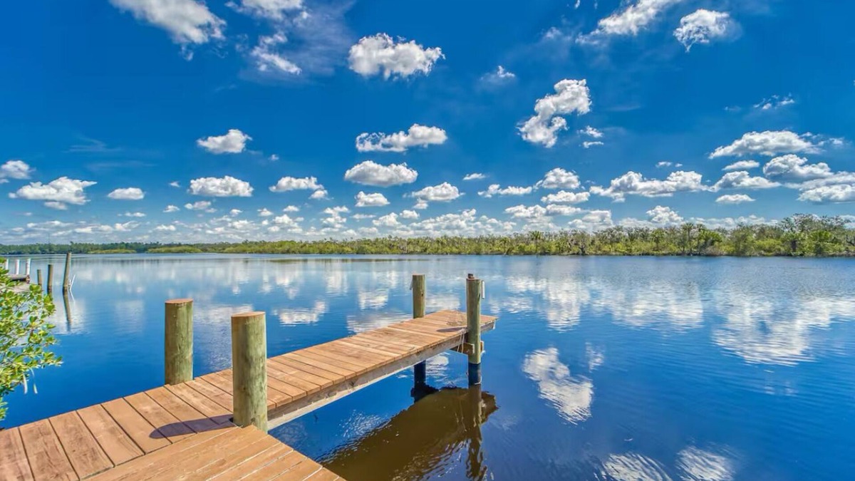 Southside Rural Community House | Charming 2-bedroom 2-full bath home with fishing dock, kayaks, WiFi, AC and more