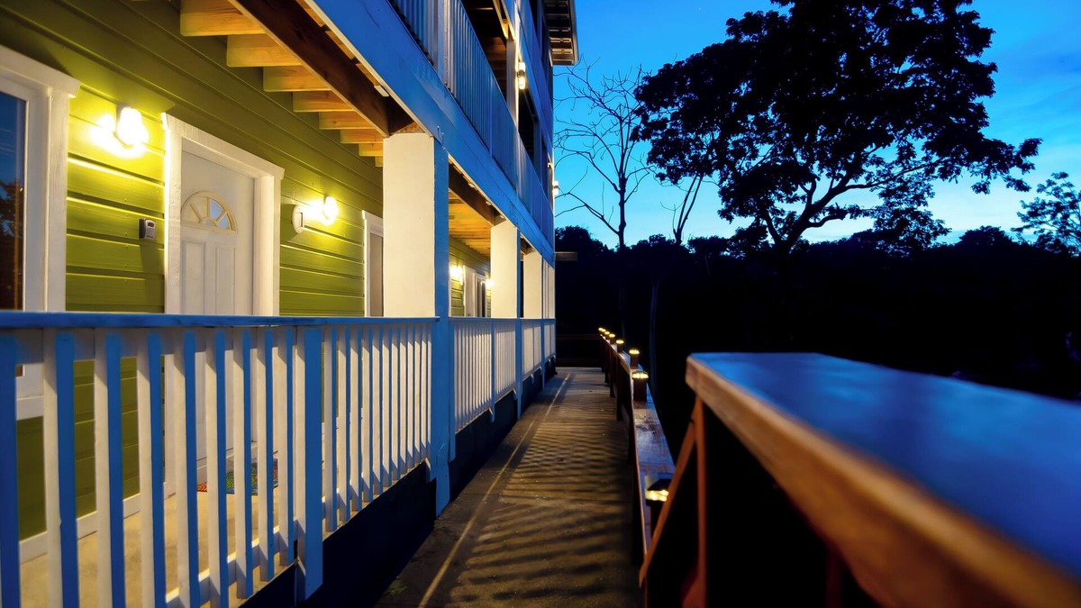 Half Moon Bay Apartment | Charming 2-bedroom, 3 beds apartment, AC, WiFi ,free parking in lovely West End