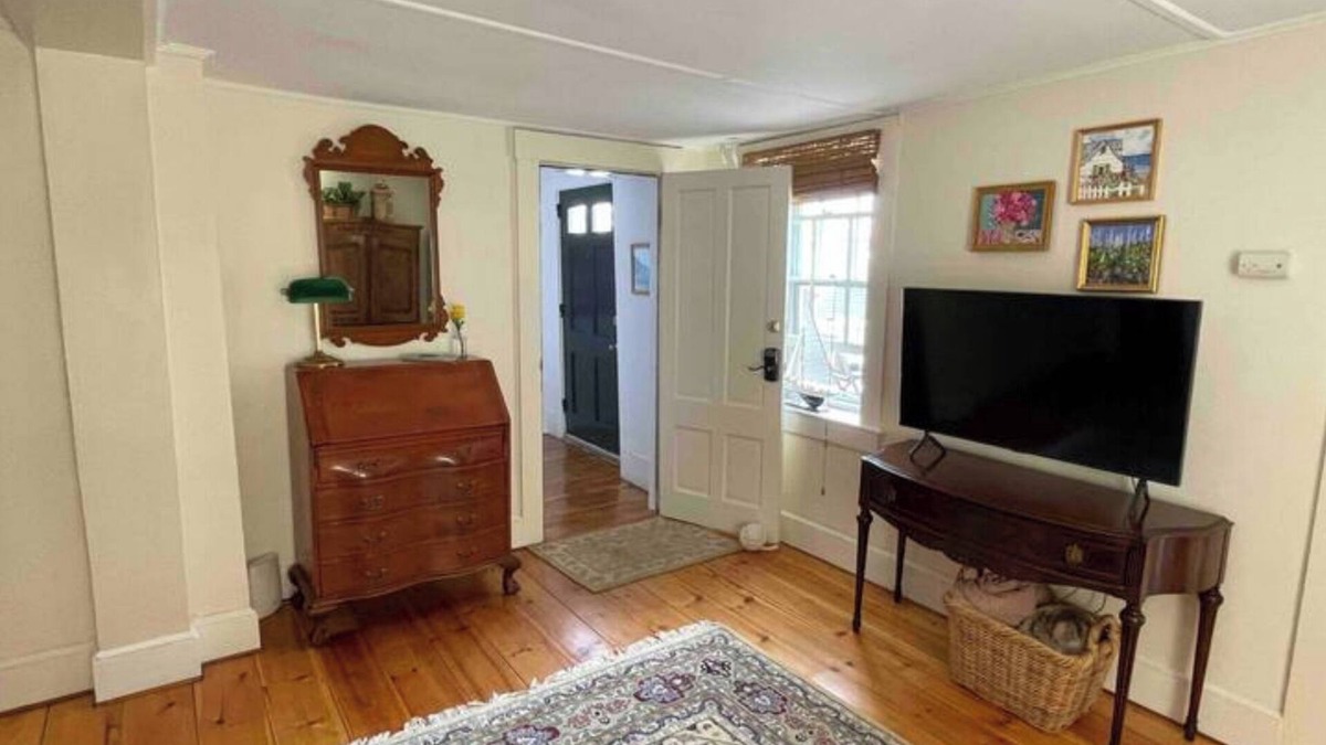 Marblehead Apartment | Charming 2-bedroom apt near beach in beautiful, historic, seaside Marblehead.