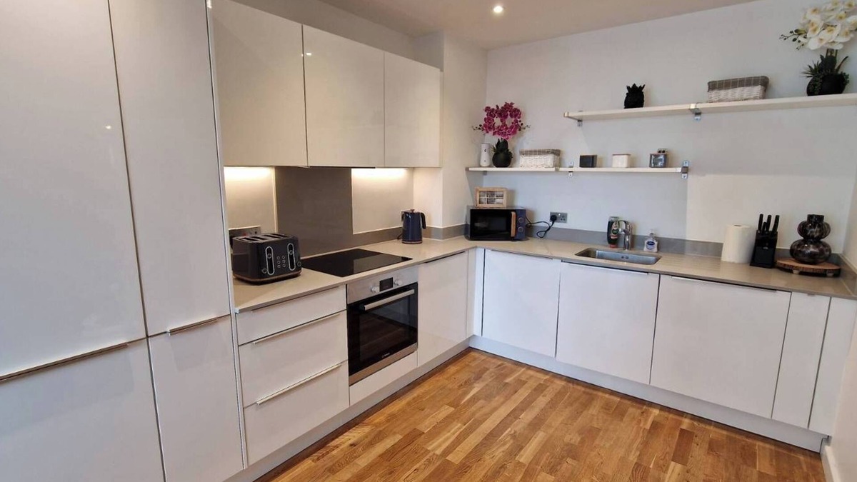 London Borough of Bromley Apartment | Charming 2-bedroom apartment next to Bromley station