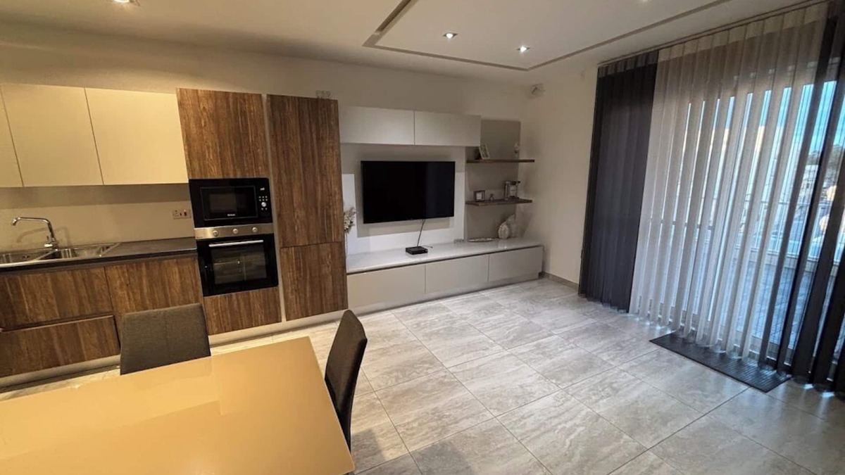 Tarxien Apartment | Charming 2-bedroom apartment with WiFi, AC in beautiful Ħal Tarxien