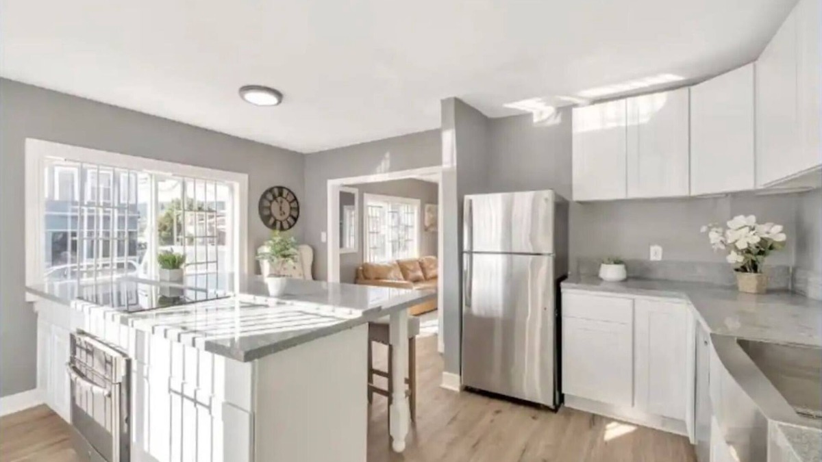Oakland Apartment | Charming 2-bedroom apartment with WiFi, AC in nice Oakland
