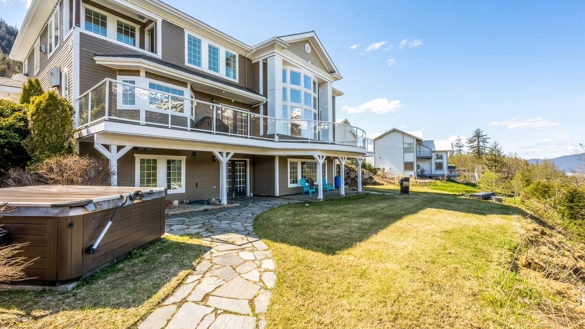West Juneau Apartment | Charming 2-bedroom apartment view on Douglas Island 6mins from downtown Juneau!