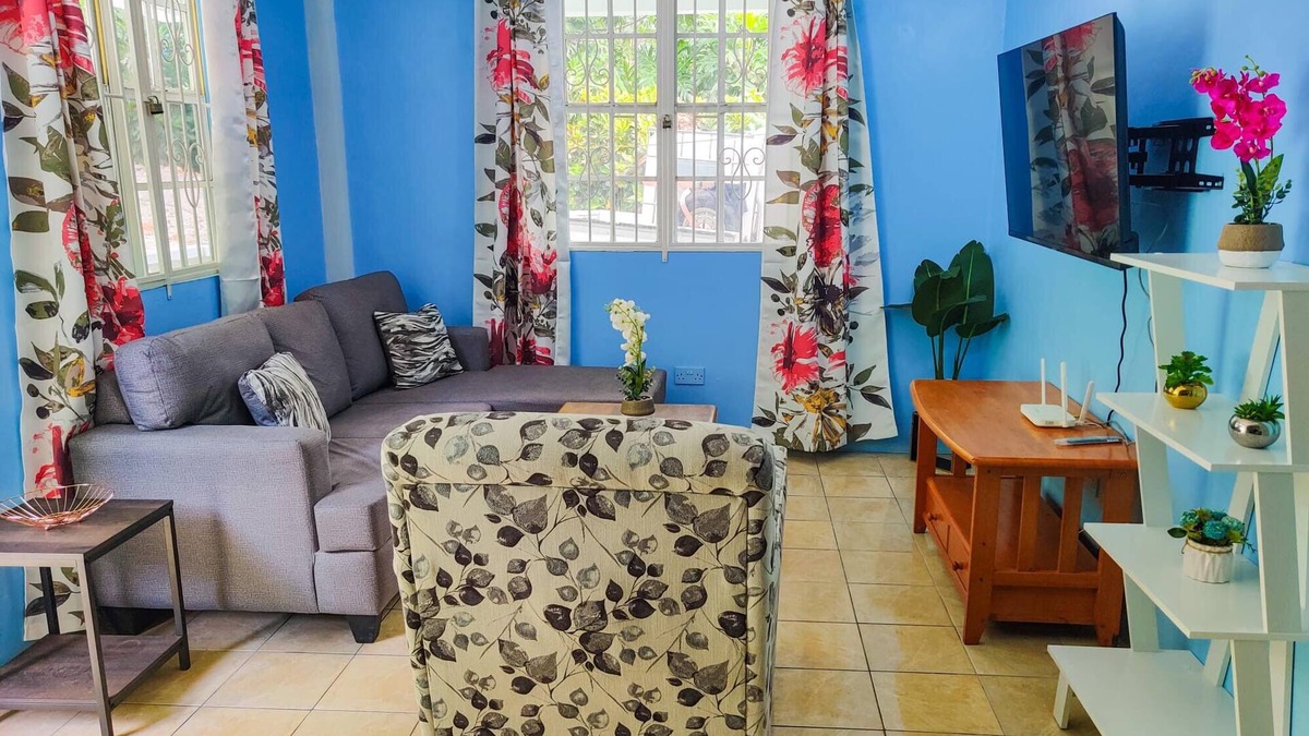 Roseau House | Charming 2-bedroom Apartment with WiFi and AC in Upper, Bath Estate.
