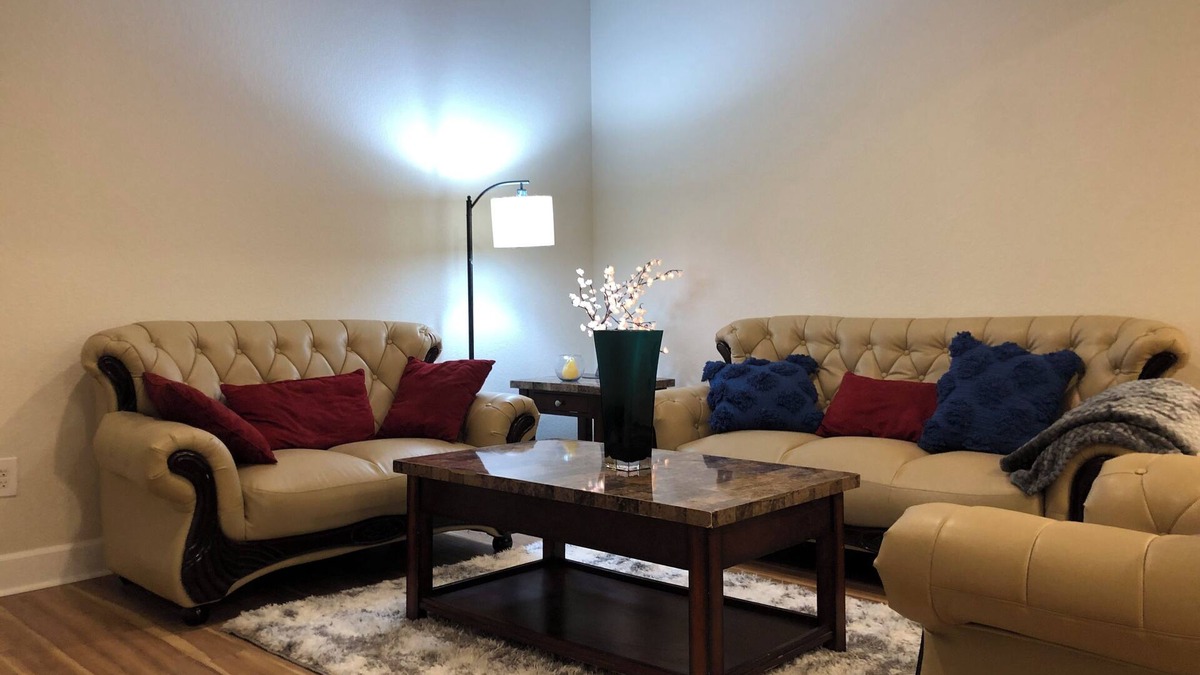 Aurora House | Charming 2-bedroom basement Apartment with AC and WiFi in terrific Aurora