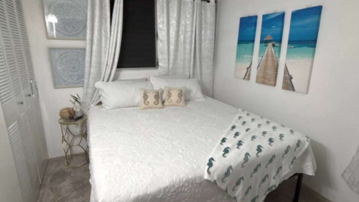 McCully - Moiliili Bed & Breakfast | Charming 2-bedroom bed & breakfast in serene Honolulu with WiFi