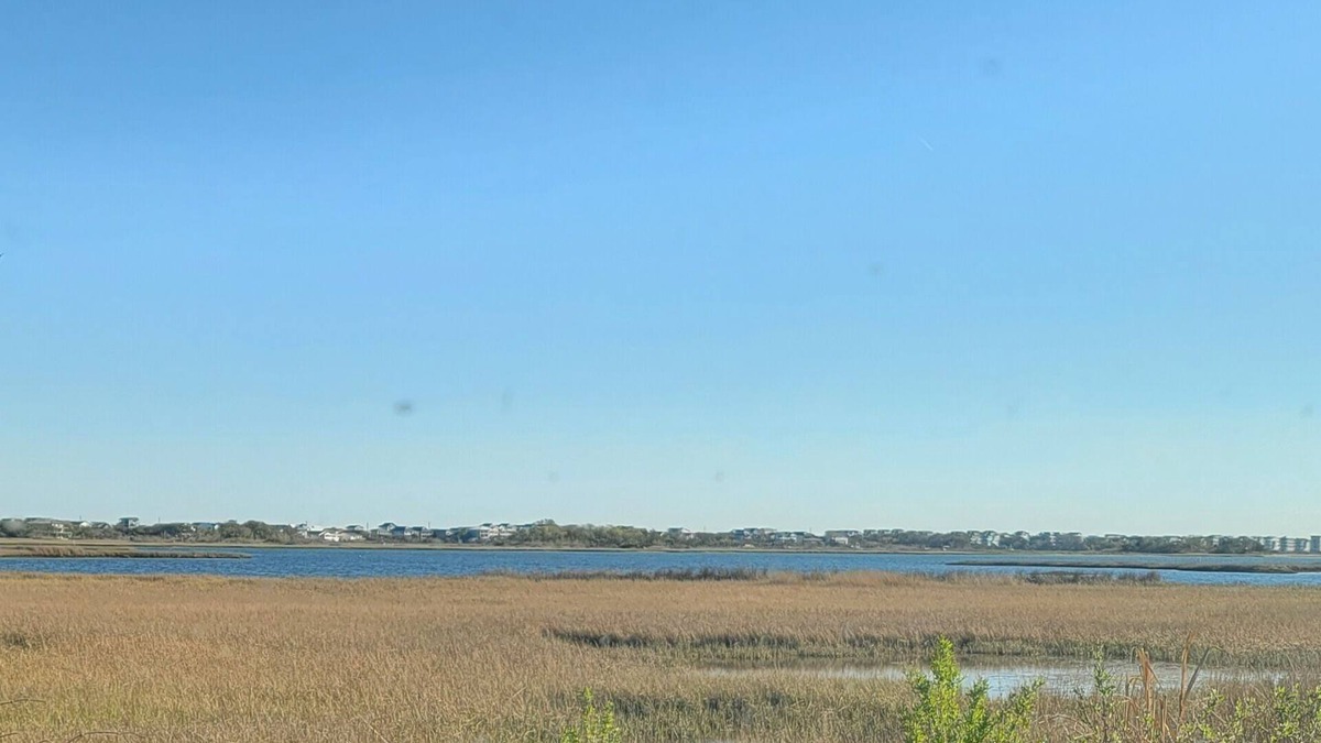 Holly Ridge House | Charming 2-bedroom bungalow with AC, WIFI with the intercoastal waterway access