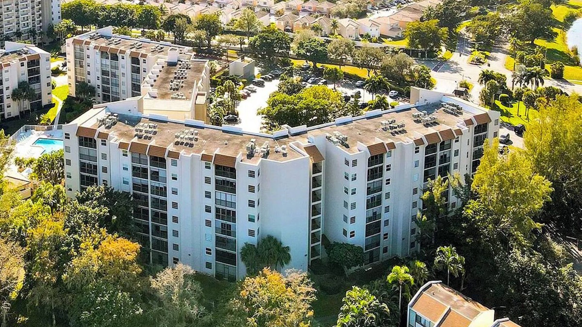 Inverrary Condo | Charming 2-bedroom condo with AC, fitness, jacuzzi swimming pool.