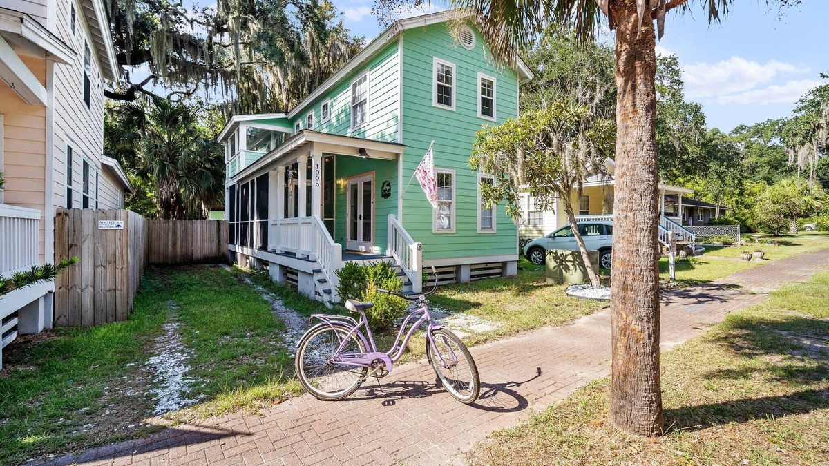 Port Royal Boat Rental | Charming 2-bedroom cottage with Screened Porch, BBQ and Fire-pit in Port Royal