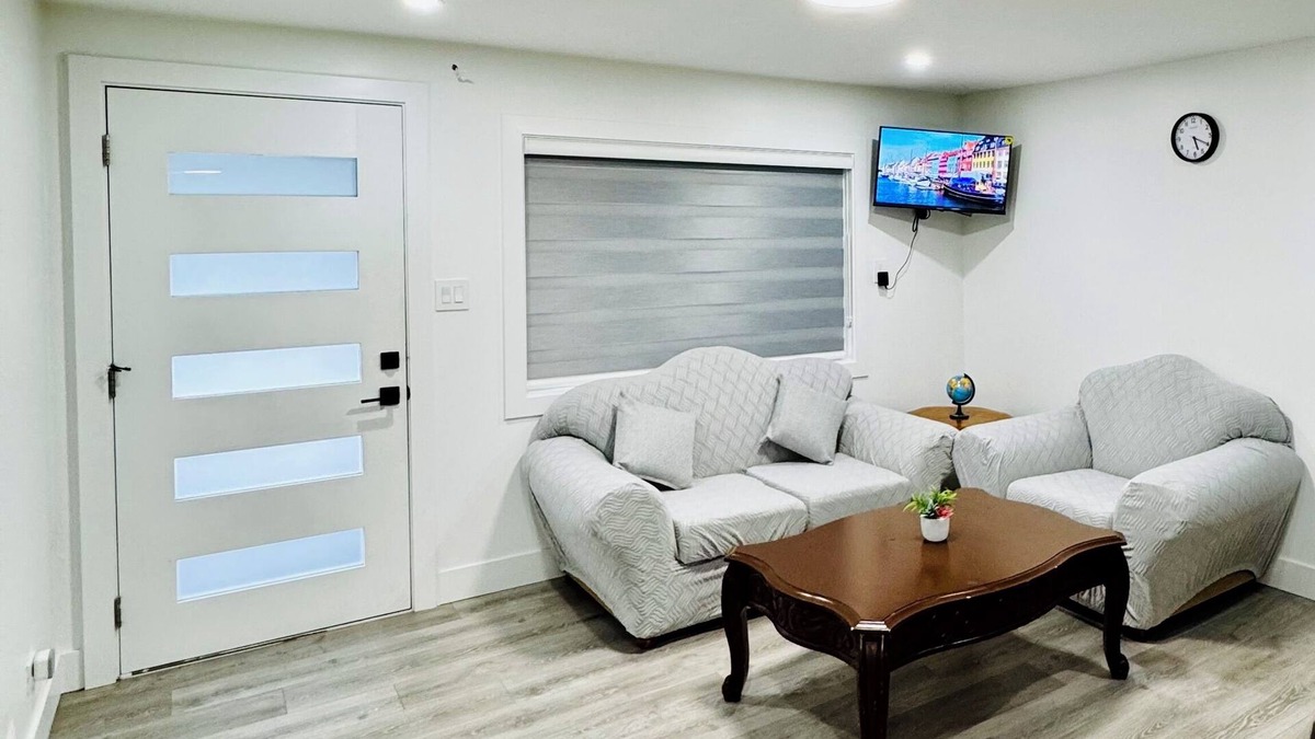 Abbotsford House | Charming 2-bedroom house with WiFi, AC in fabulous Abbotsford