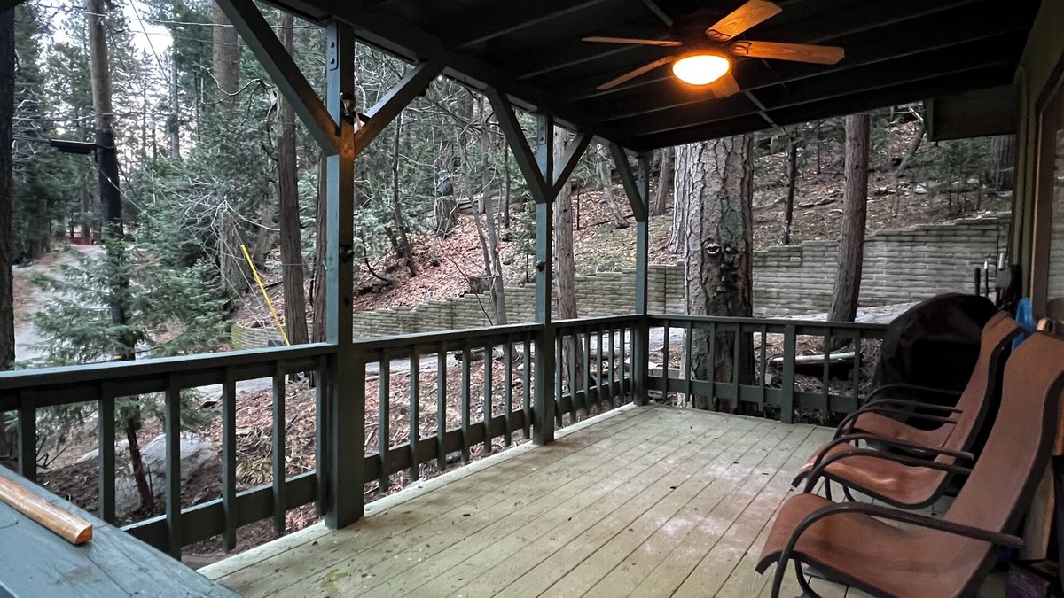 Crestline Cabin | Charming 2-bedroom cabin with WiFi, AC in picturesque Crestline
