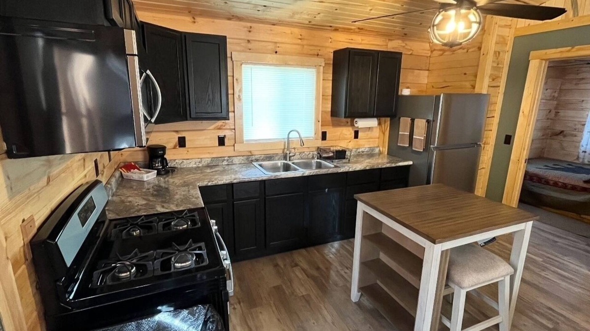 Eddyville Cabin | Charming 2-bedroom cabin with WiFi, AC in quaint Eddyville