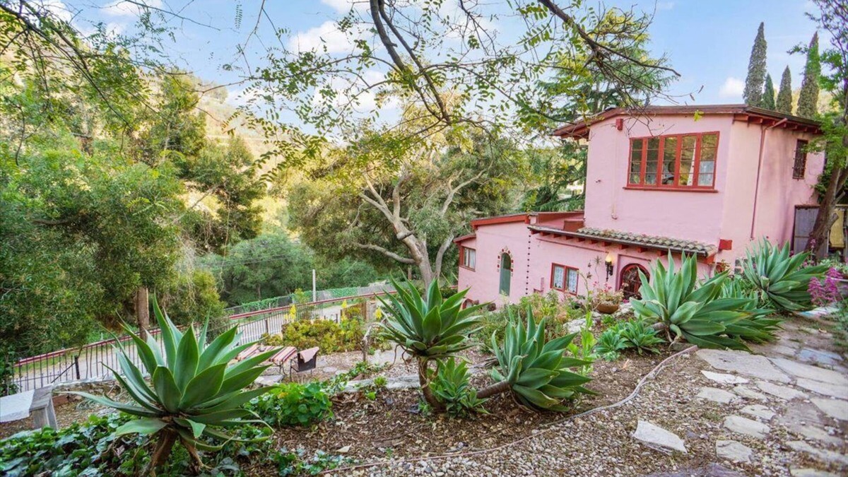 Topanga House | Charming 2-bedroom chateau with WiFi, fitness room in Topanga