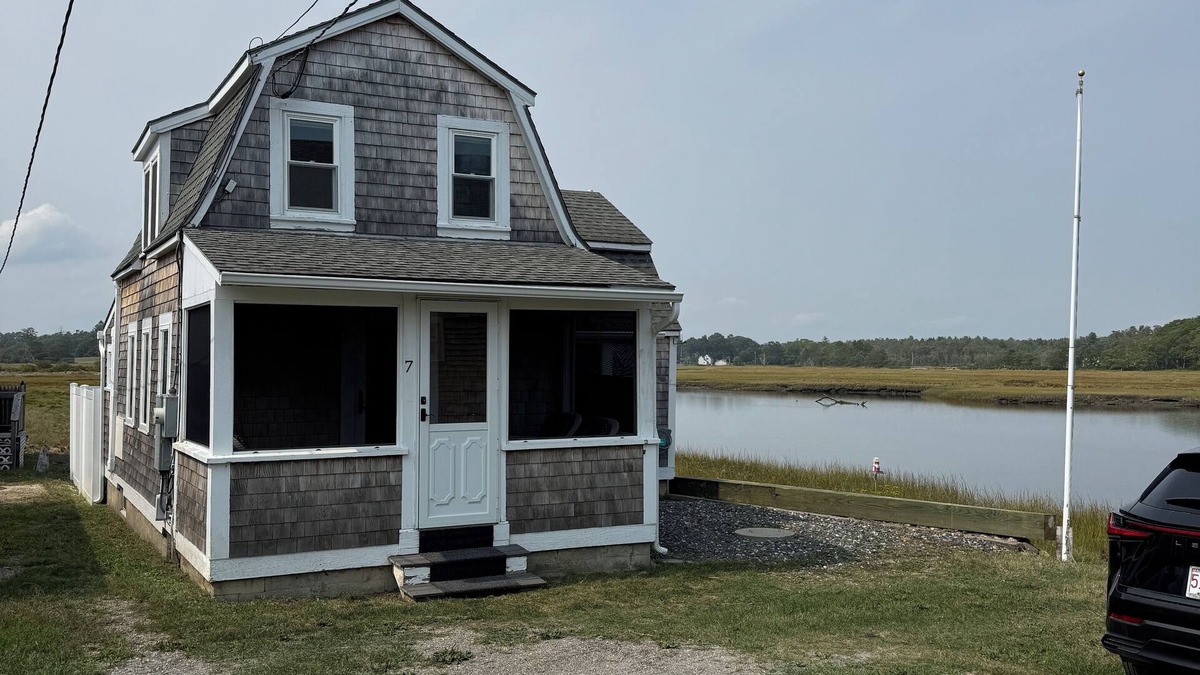 Kennebunk Cottage | Charming 2-bedroom cottage in Kennebunk with AC and deck.