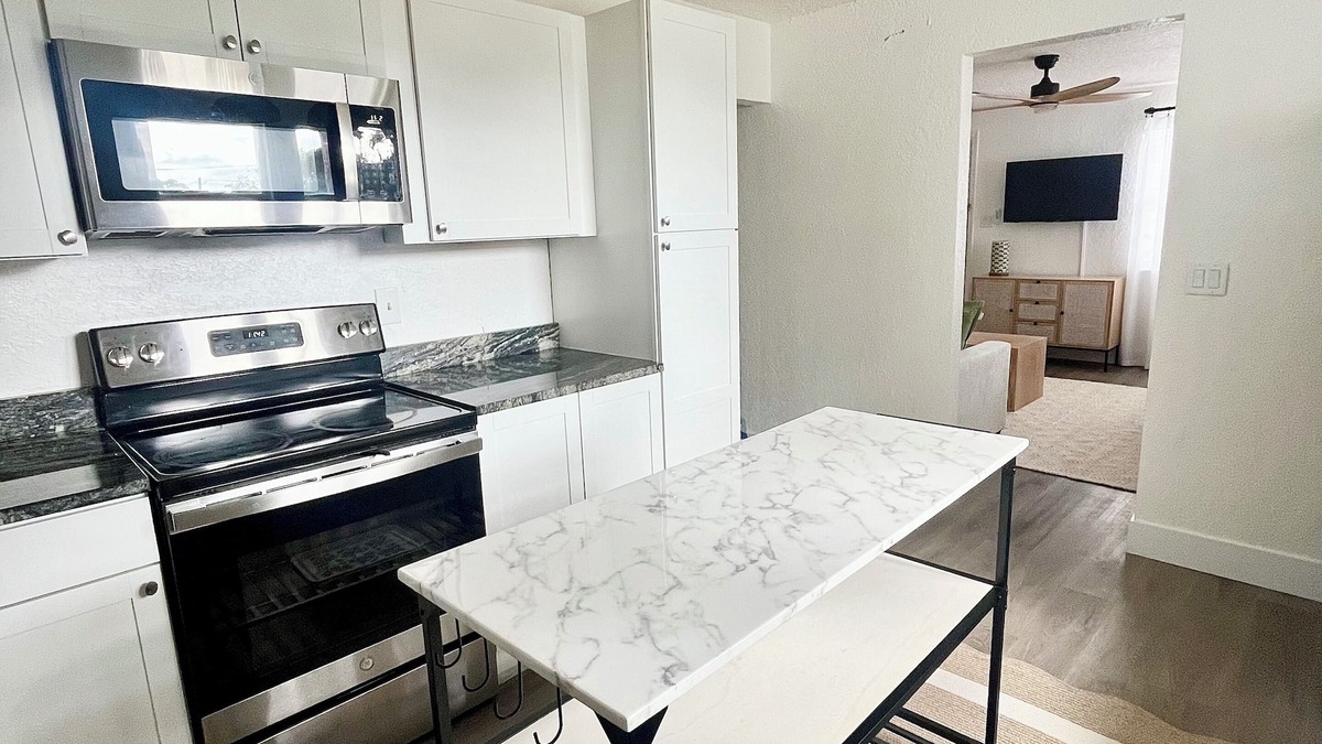 Park East Cottage | Charming 2-bedroom cottage in brilliant downtown Sarasota with Wi-Fi, AC