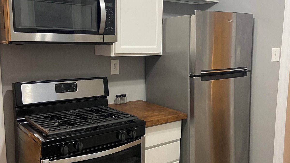 University District Cottage | Charming 2-bedroom cottage with AC in Memphis - WiFi included