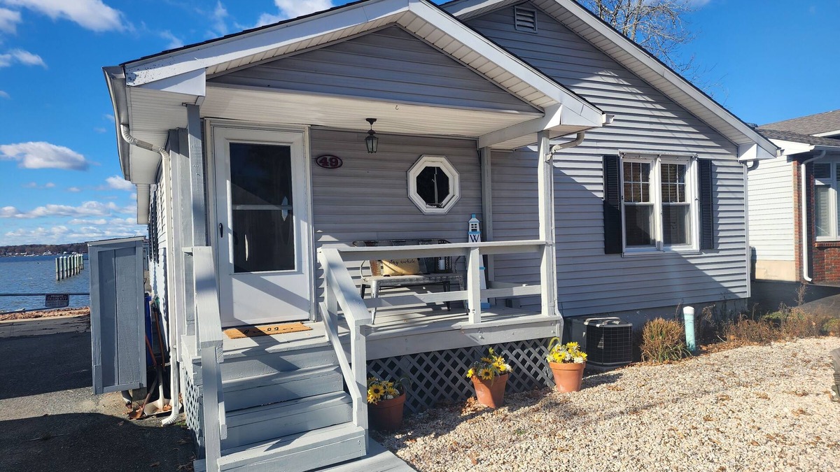 Elkton Cottage | Charming 2-bedroom cottage with BOAT SLIP, WiFi, and AC