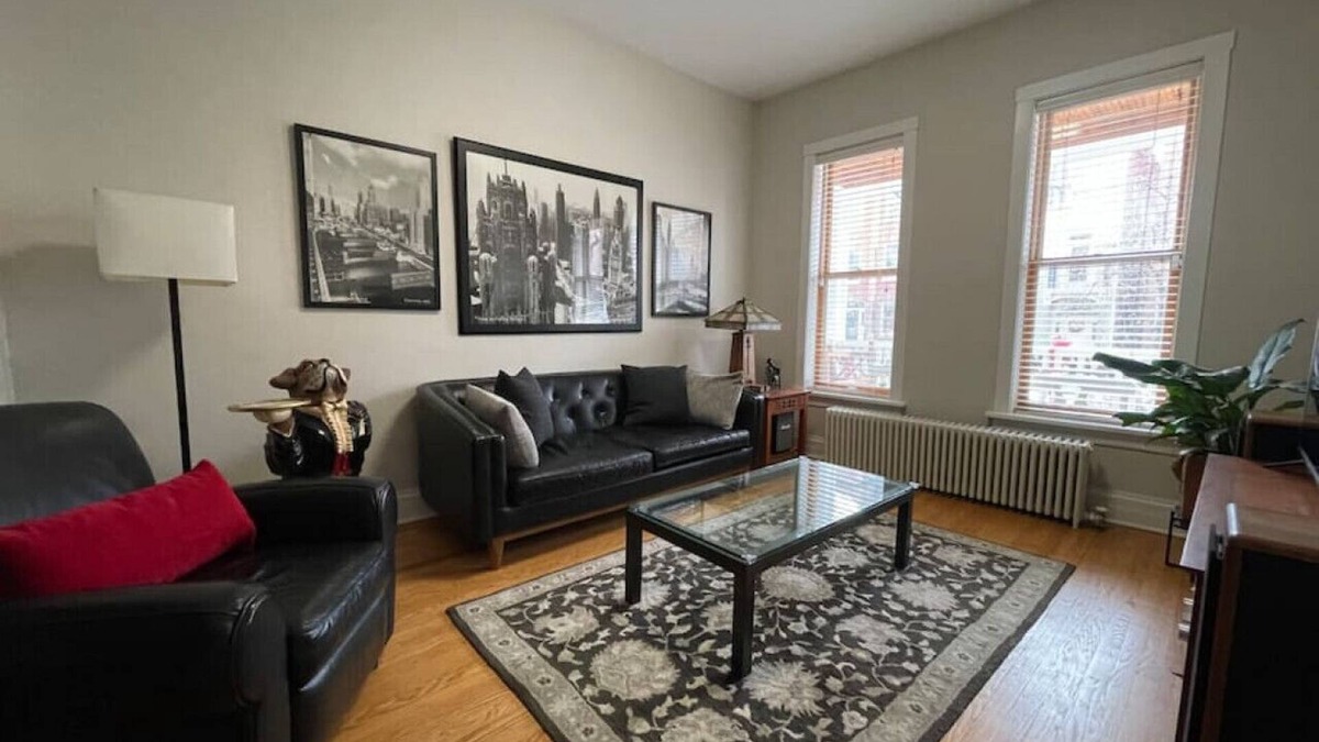 Sheffield and DePaul House | Charming 2 Bedroom Flat, in heart of Lincoln Park