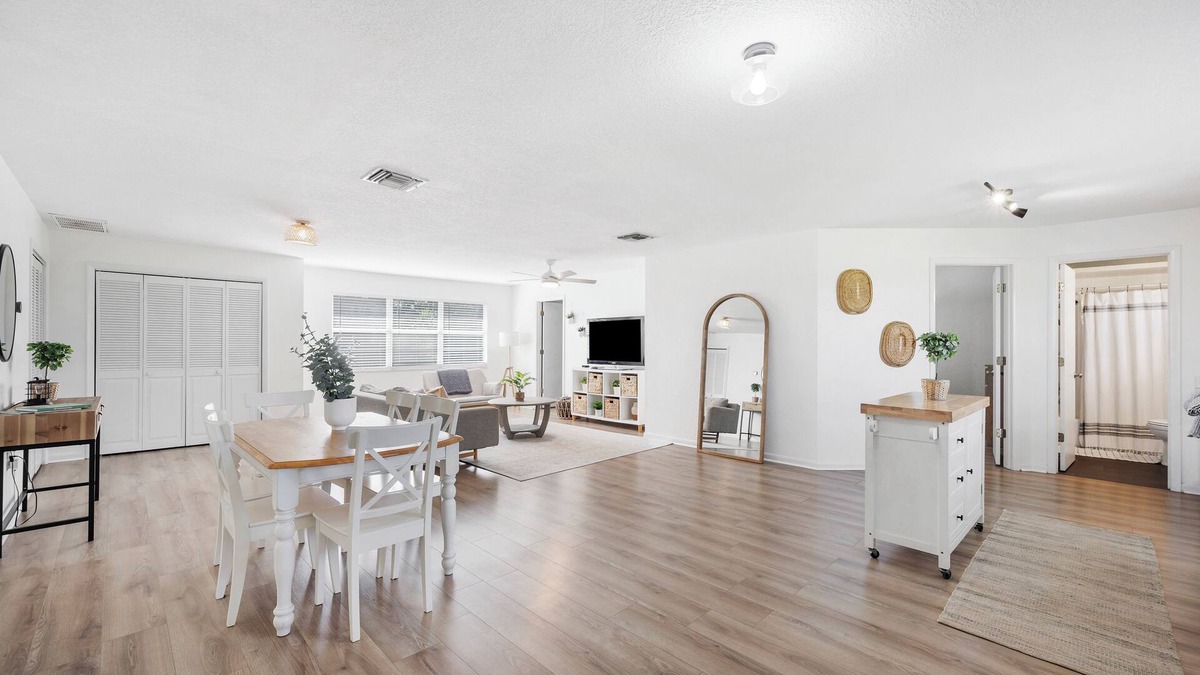 Lakeland Cottage | Charming 2-bedroom Guest House with WiFi and AC in Central Lakeland