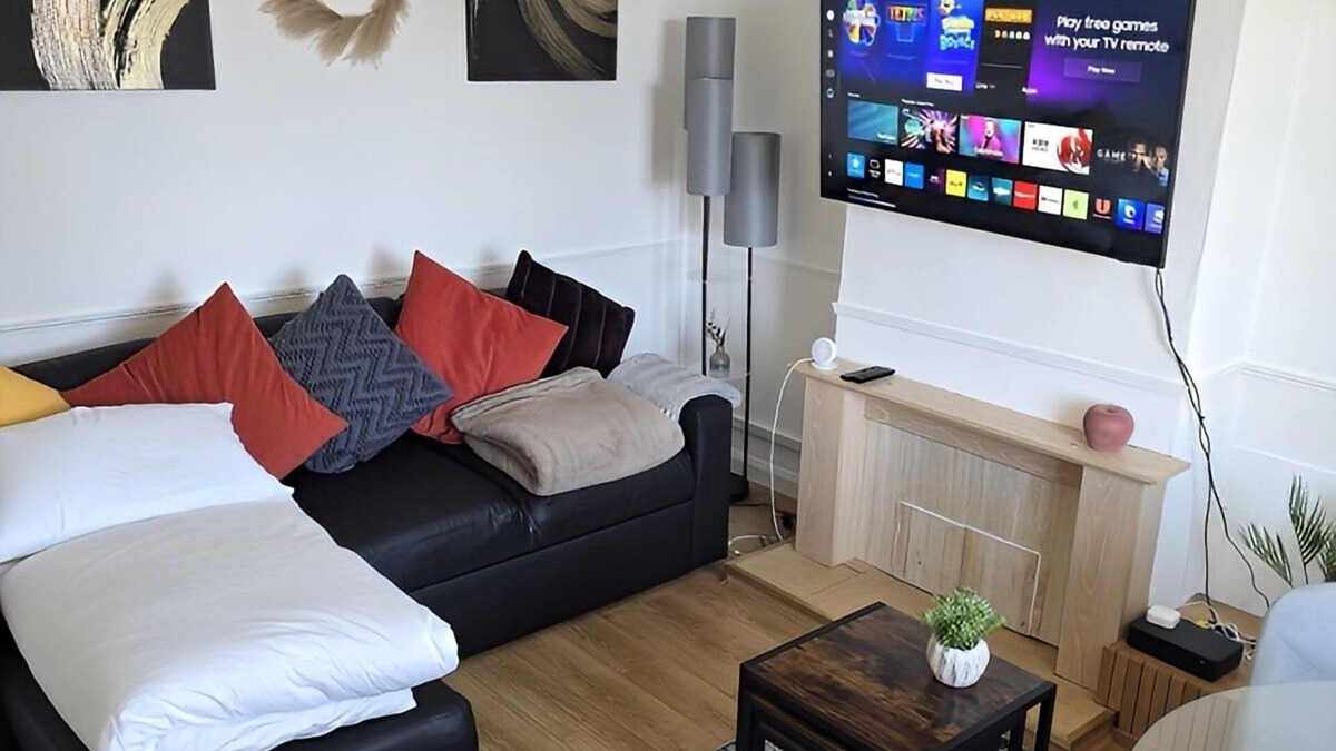 Birmingham House | Charming 2-bedroom house in Erdington, Birmingham with WiFi access, sleeps 6 max