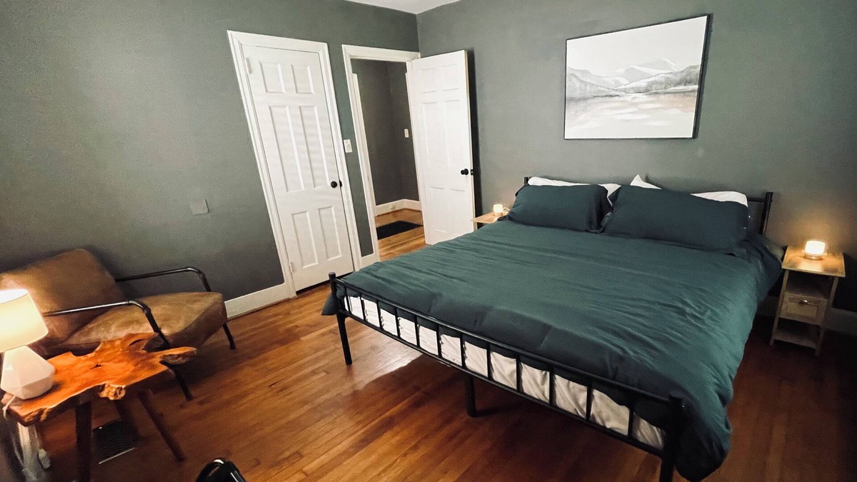 Five Points South House | Charming 2-bedroom house in Historic Glen Iris! 5min to downtown, fenced yard!