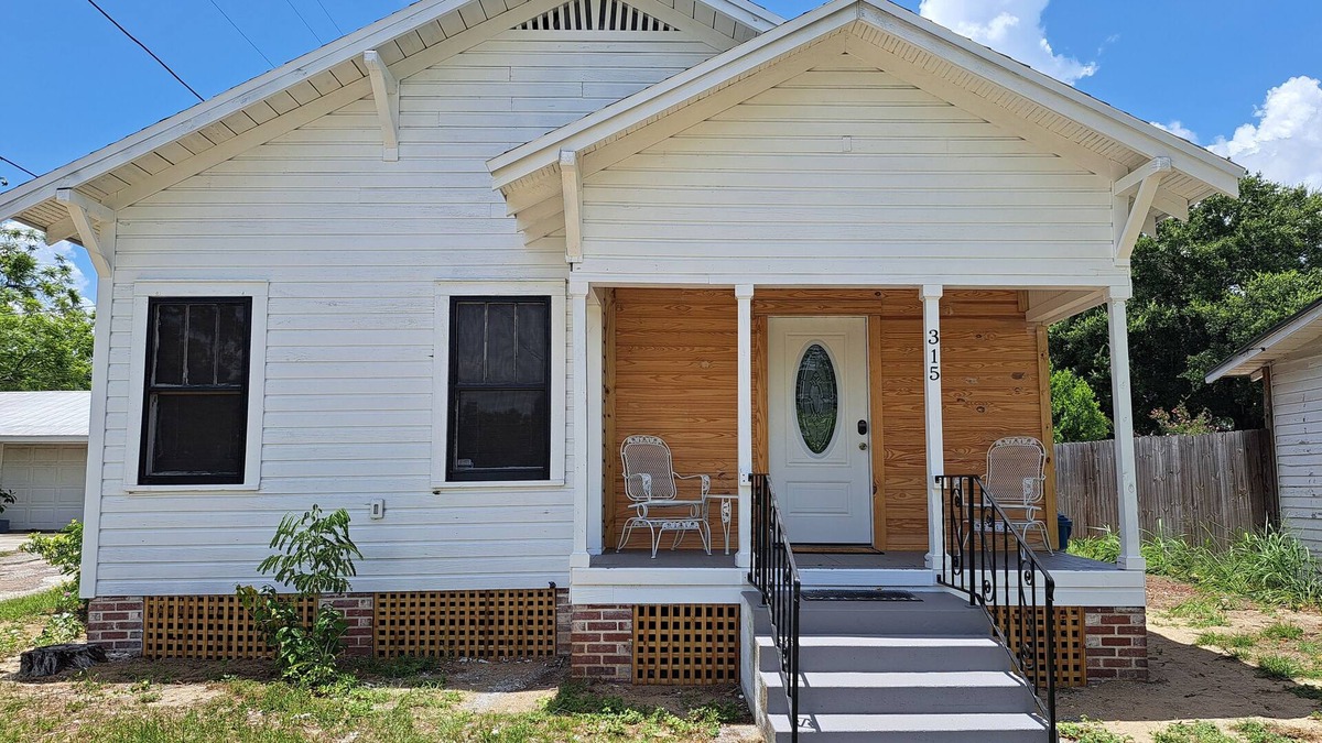 Lake Wales House | Charming 2-bedroom house in Downtown Lake Wales.
