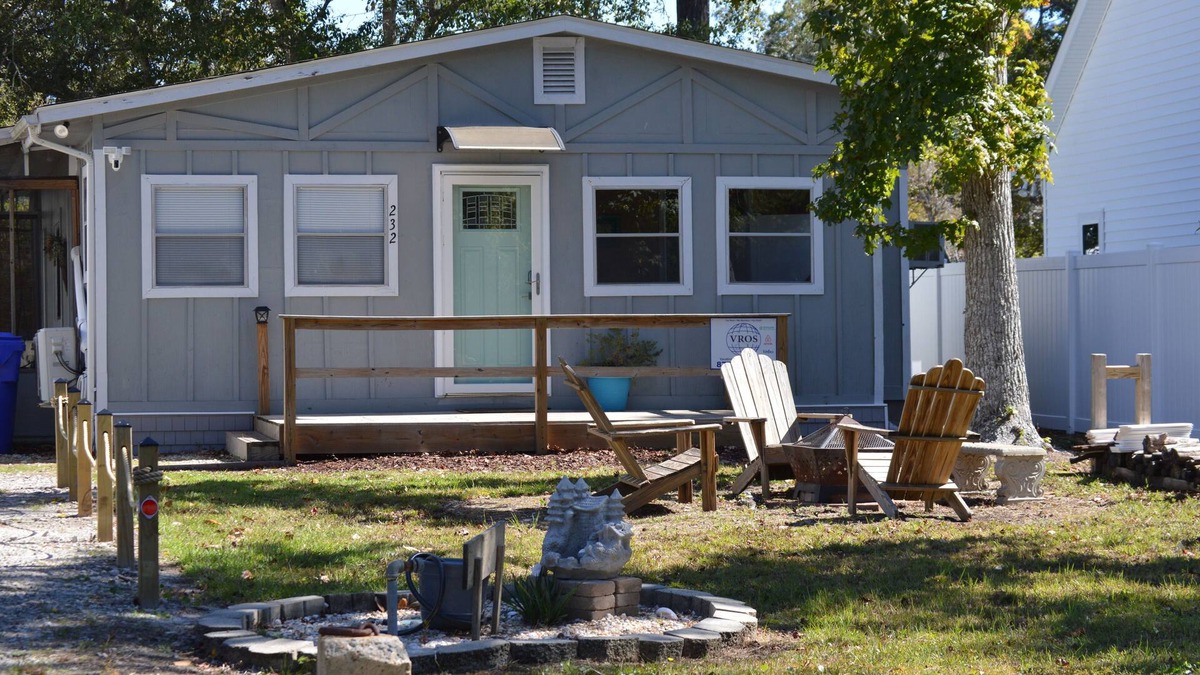 Tranquil Harbour House | Charming 2-bedroom House with screened in porch WiFi, AC in beautiful Oak Island