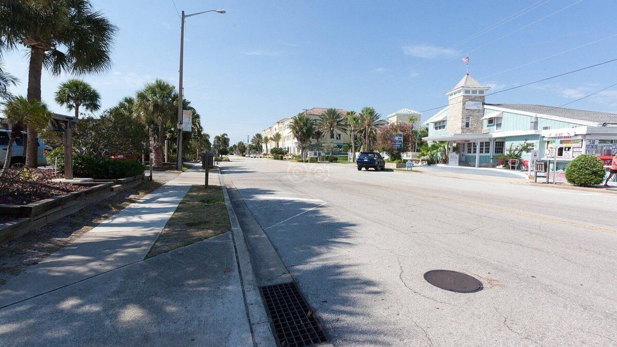 Vero Beach Hotel | Charming 2-bedroom hotel room in Vero Beach overlooking the pooln