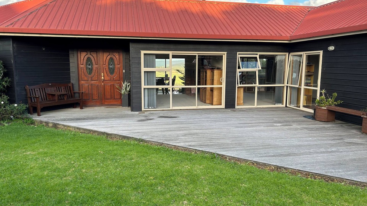 Muriwai House | Charming 2 bedroom home in a peaceful, rural setting, minutes from Muriwai beach