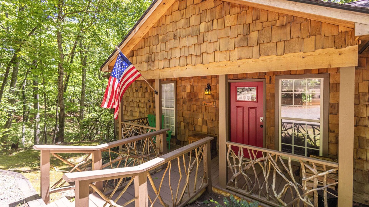 Helen House | Charming 2-bedroom house with WiFi, AC in peaceful Cleveland
