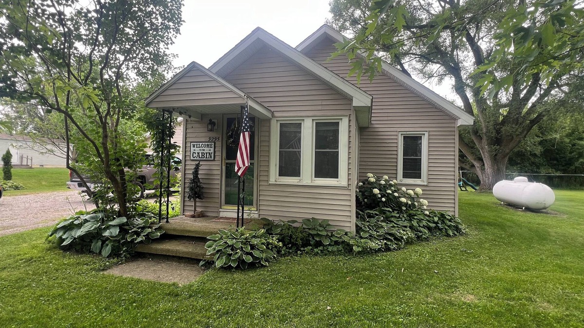 Gilford House | Charming 2-bedroom house in Fairgrove with AC, WiFi , Smart TV , Pet Friendly,