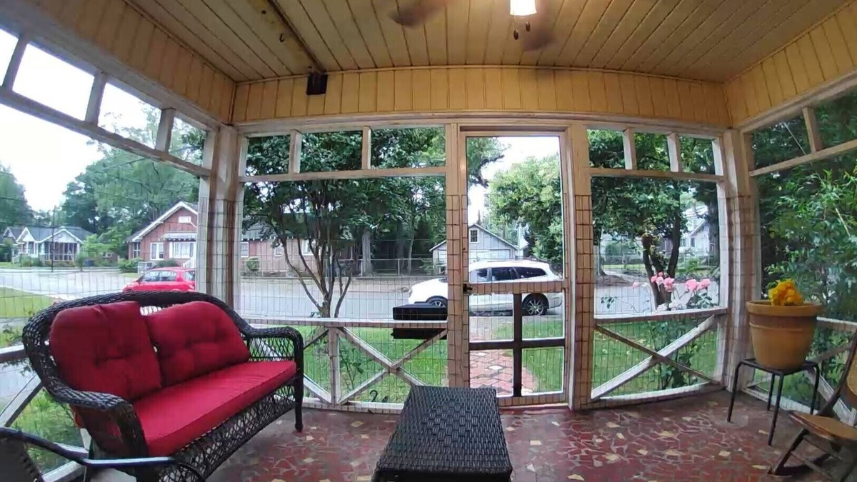 Columbia House | Charming 2-bedroom house with AC, WiFi in Columbia