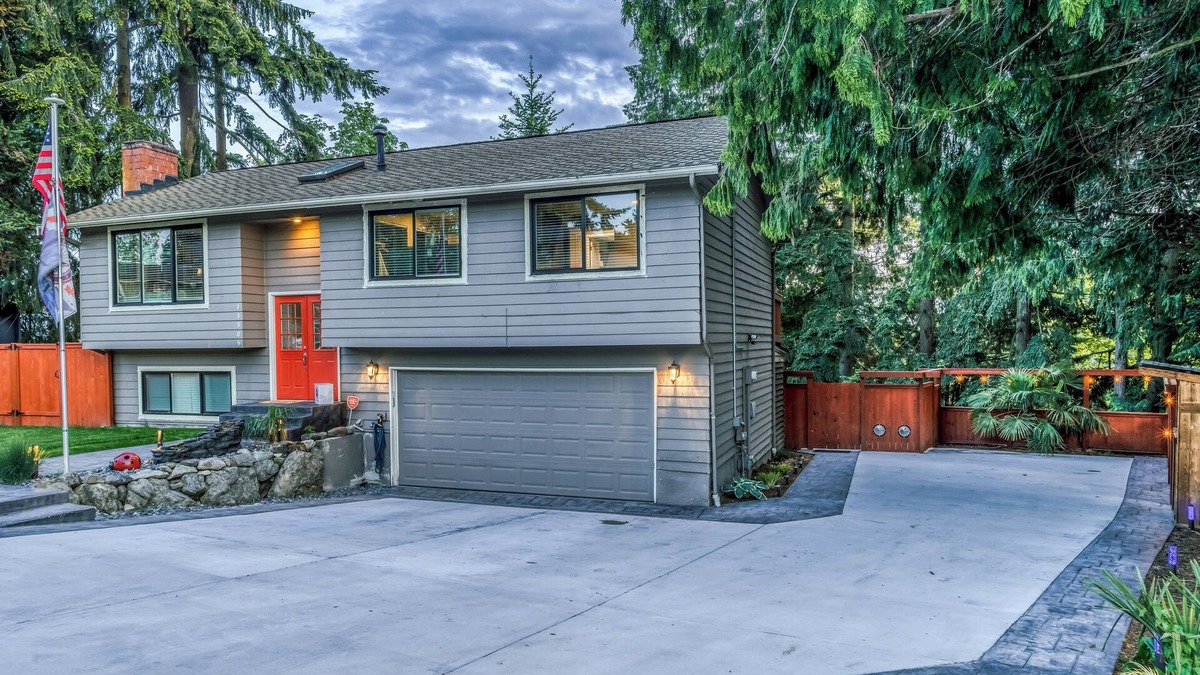 Inglewood-Finn Hill House | Charming 2-bedroom house with WiFi, AC in delightful Kirkland. Hot Tub