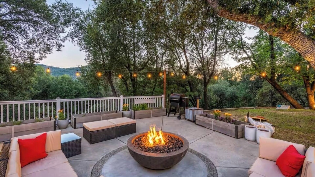 Midpines House | Charming 2-bedroom house with WiFi, AC, EV charger NEAR Yosemite