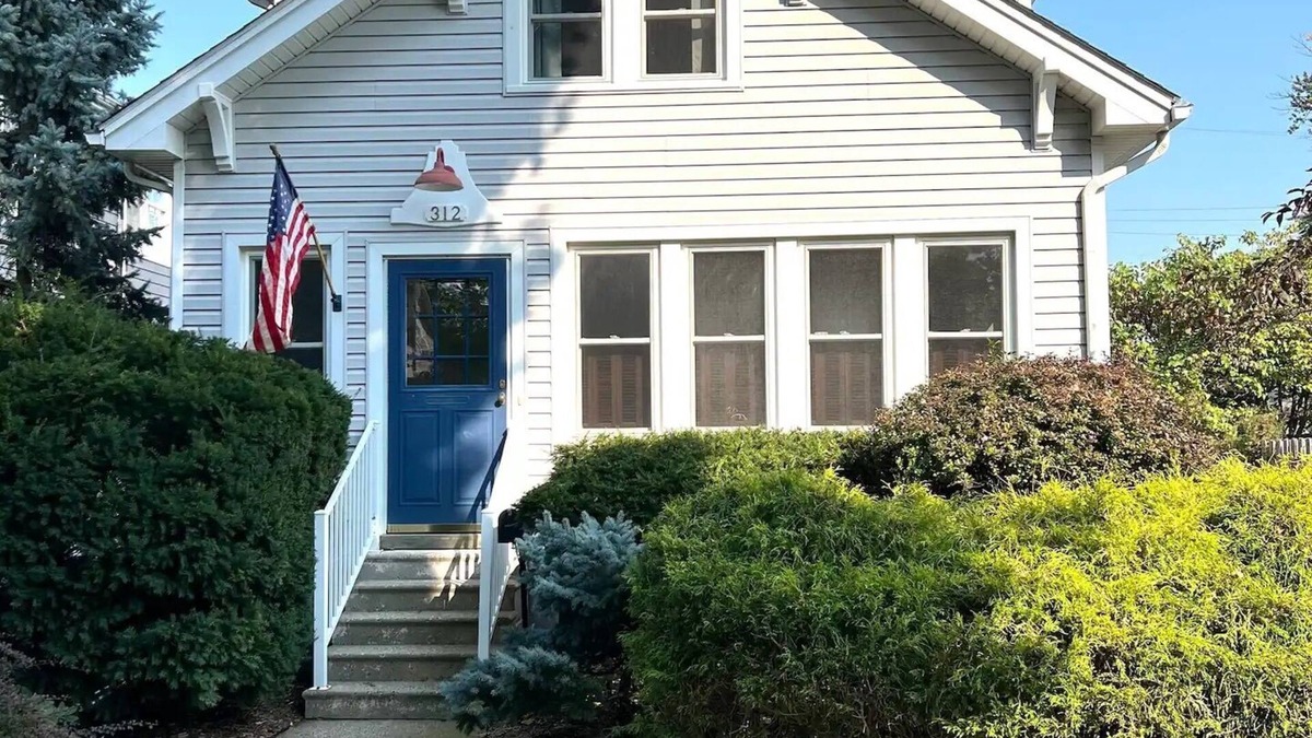 Plymouth House | Charming 2-bedroom house in tranquil Plymouth neighborhood