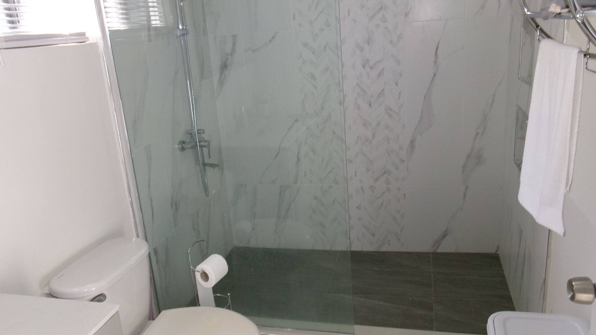 West End House | Charming 2-bedroom house in with AC, Pool, hot water, washer and dryer, gated.