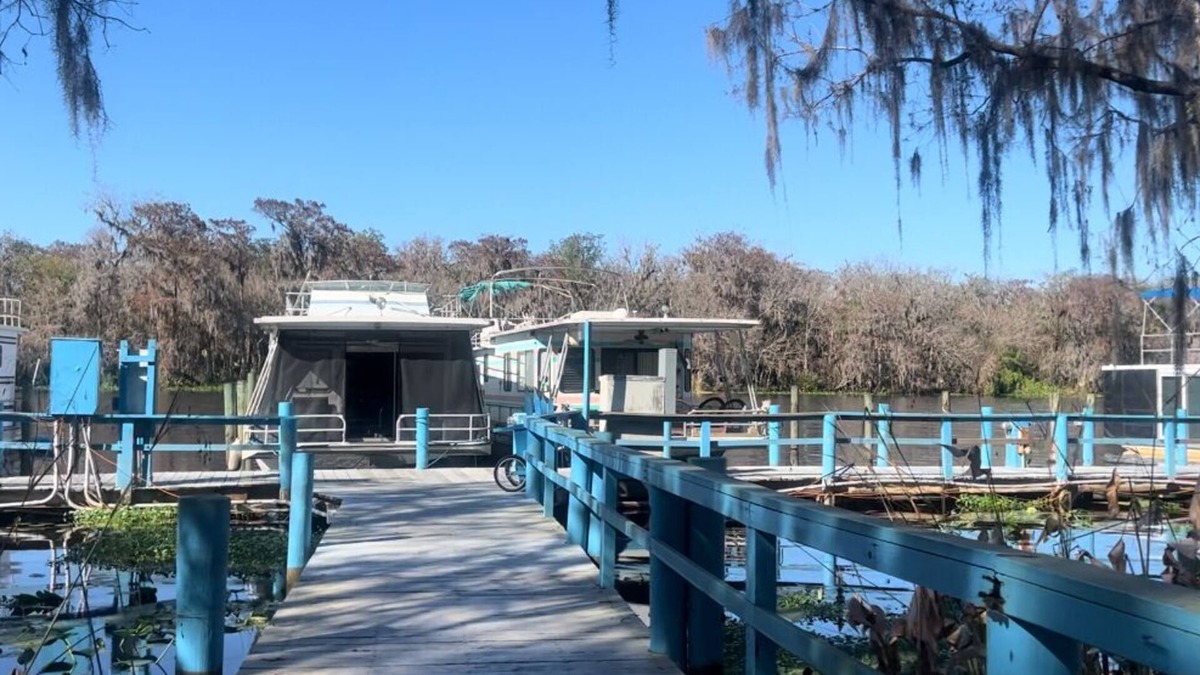 River Ridge Boat Rental | Charming 2 bedroom house boat on St John’s River in Deland “Kingfisher”