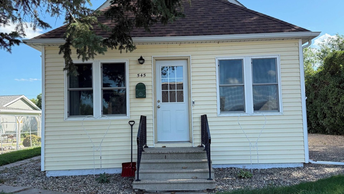 Harvey House | Charming 2-bedroom house in picturesque Harvey with AC