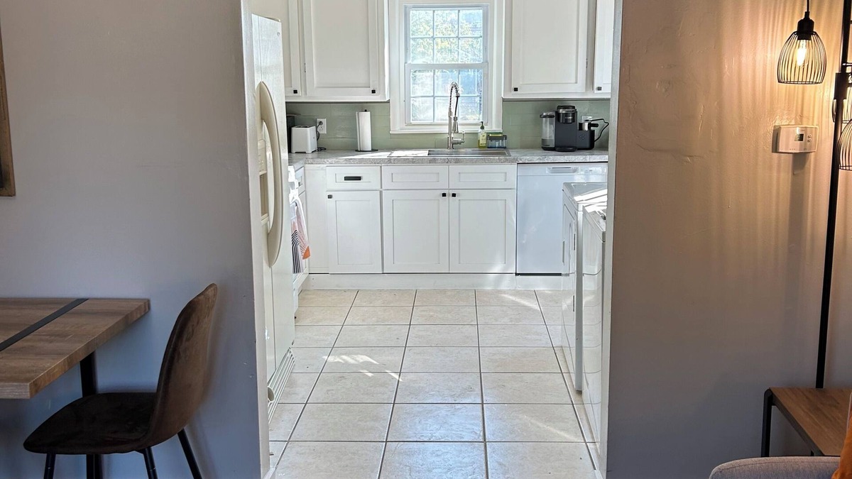 Joplin House | Charming 2-bedroom house with WiFi and AC in marvelous Joplin