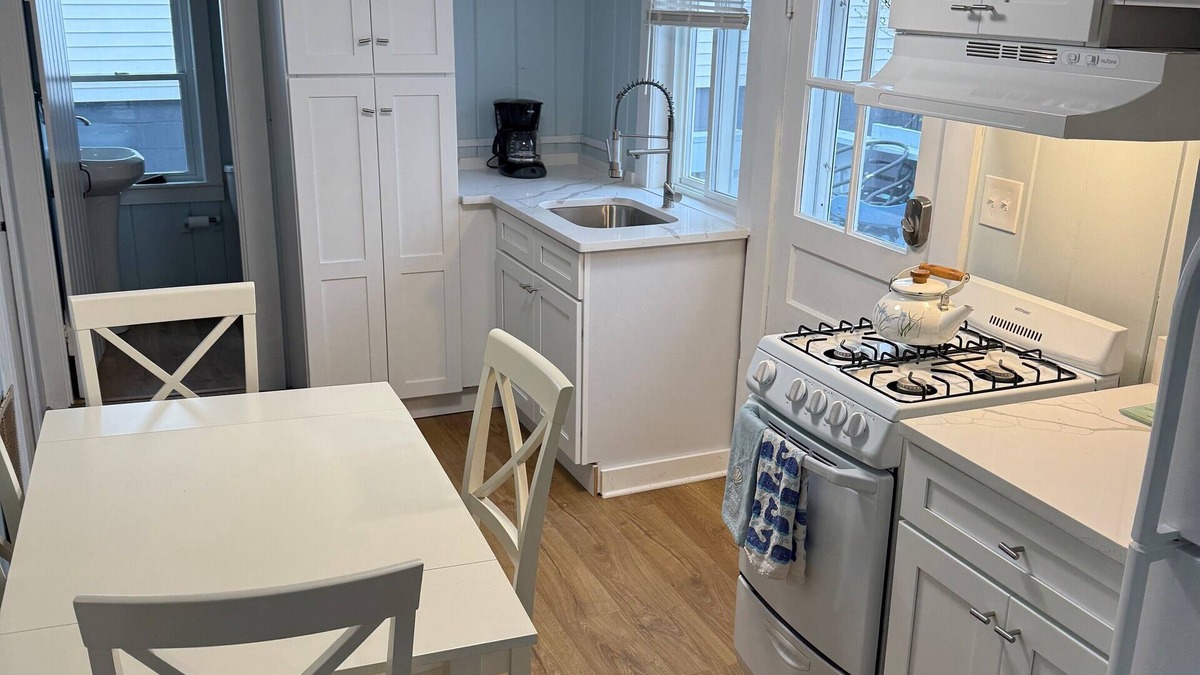 Hampton House | Charming 2-bedroom house with AC, WiFi in lovely UNIT B