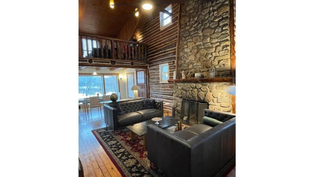 Jefferson Cabin | Charming 2 bedroom log cabin on a serene lake