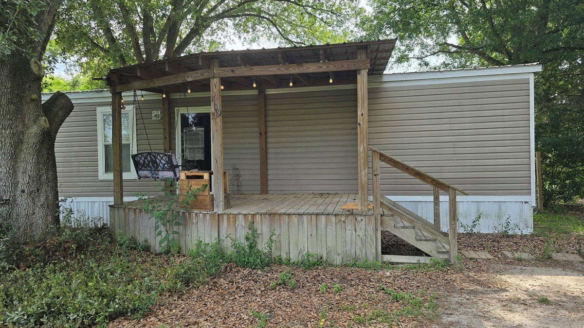 Cottondale House | Charming 2-bedroom mobile home on a REAL WORKING FARM!