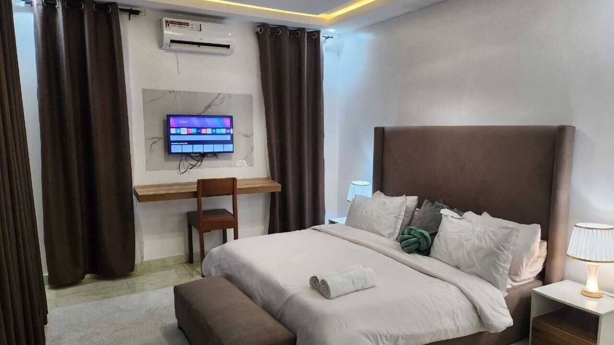 Ajah House | Charming 2-Bedroom Duplex Minute from LBS