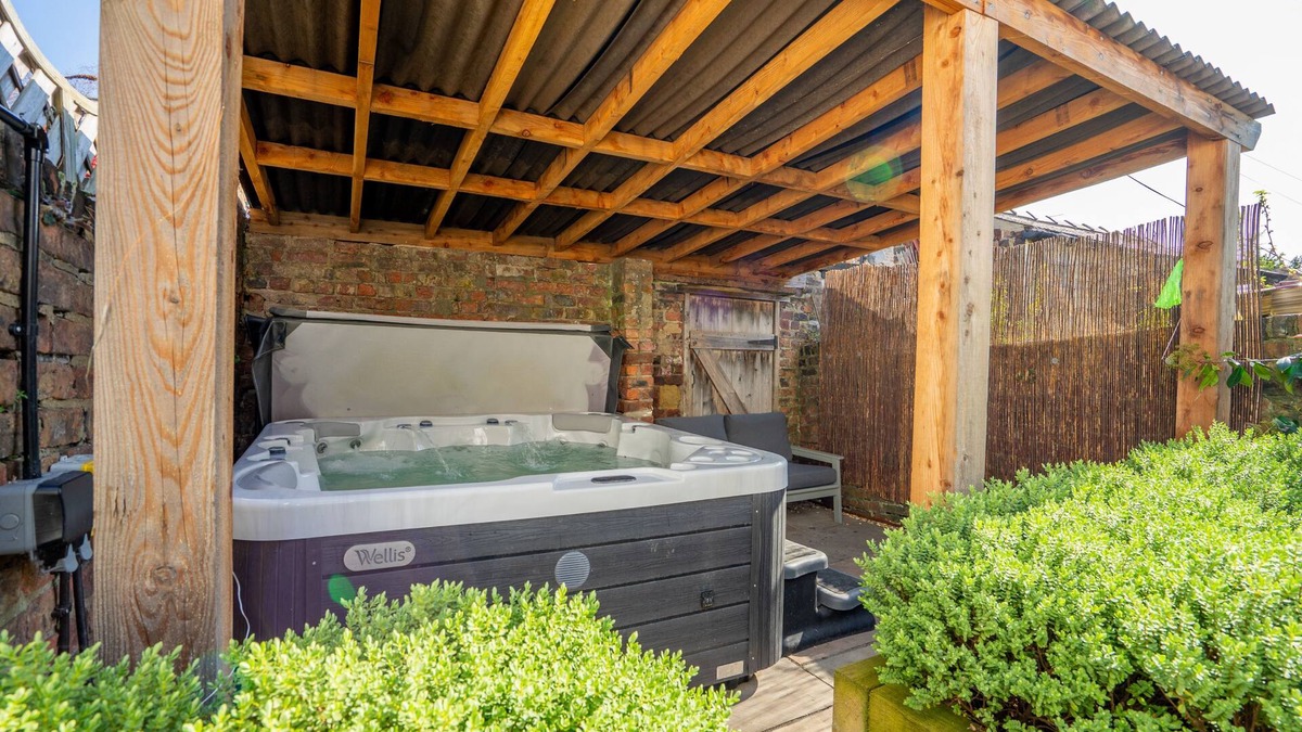 York Cottage | Charming 2-Bedroom Property with Hot Tub