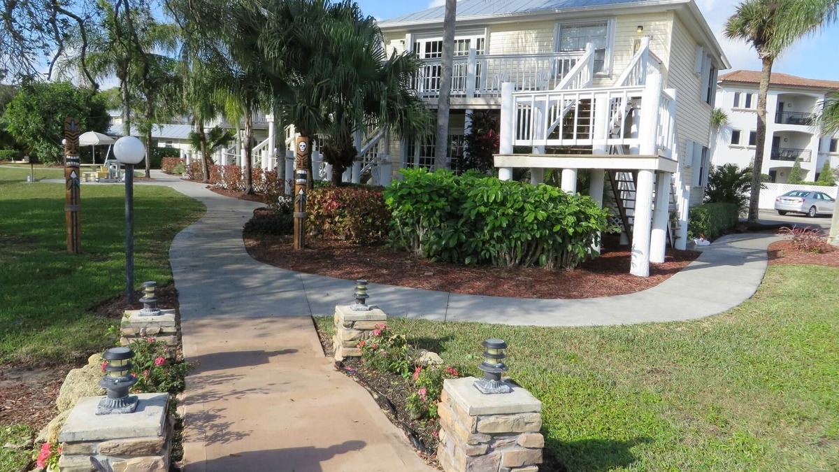 Sebastian Resort | Charming 2-bedroom resort with AC, WiFi in beautiful, popular Sebastian, Florida
