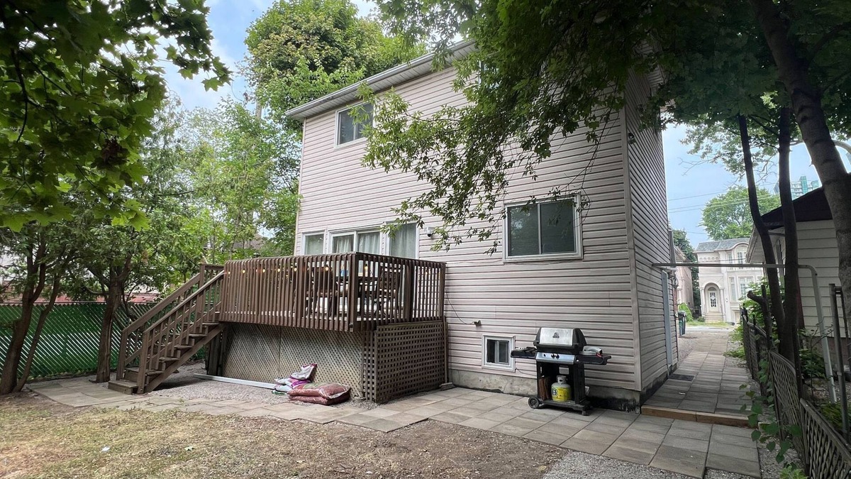 Willowdale House | Charming 2-Bedroom Retreat | 5-Min Walk to Subway | Private Deck Oasis
