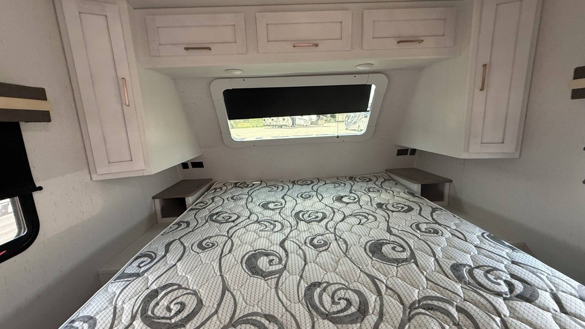 Round Top House | Charming 2-bedroom RV in lovely Round Top with AC sleeps 8