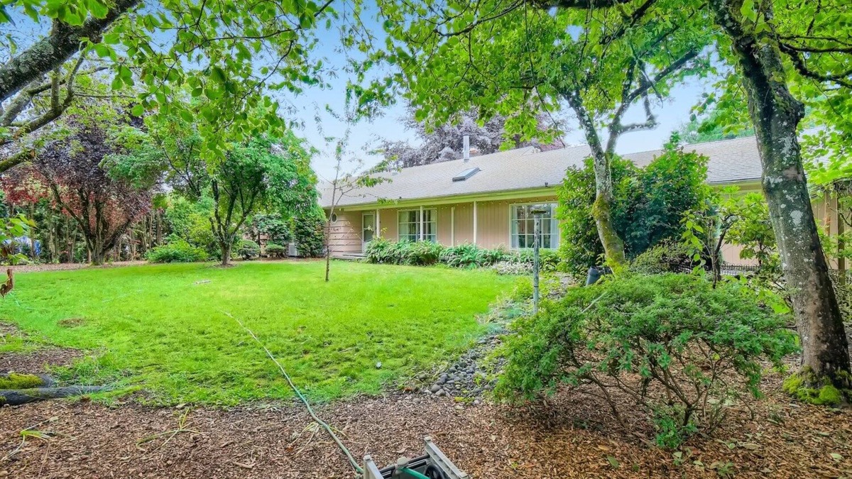 North Gresham House | Charming 2-bedroom single level house close to PDX, Edgefield and Mt Hood