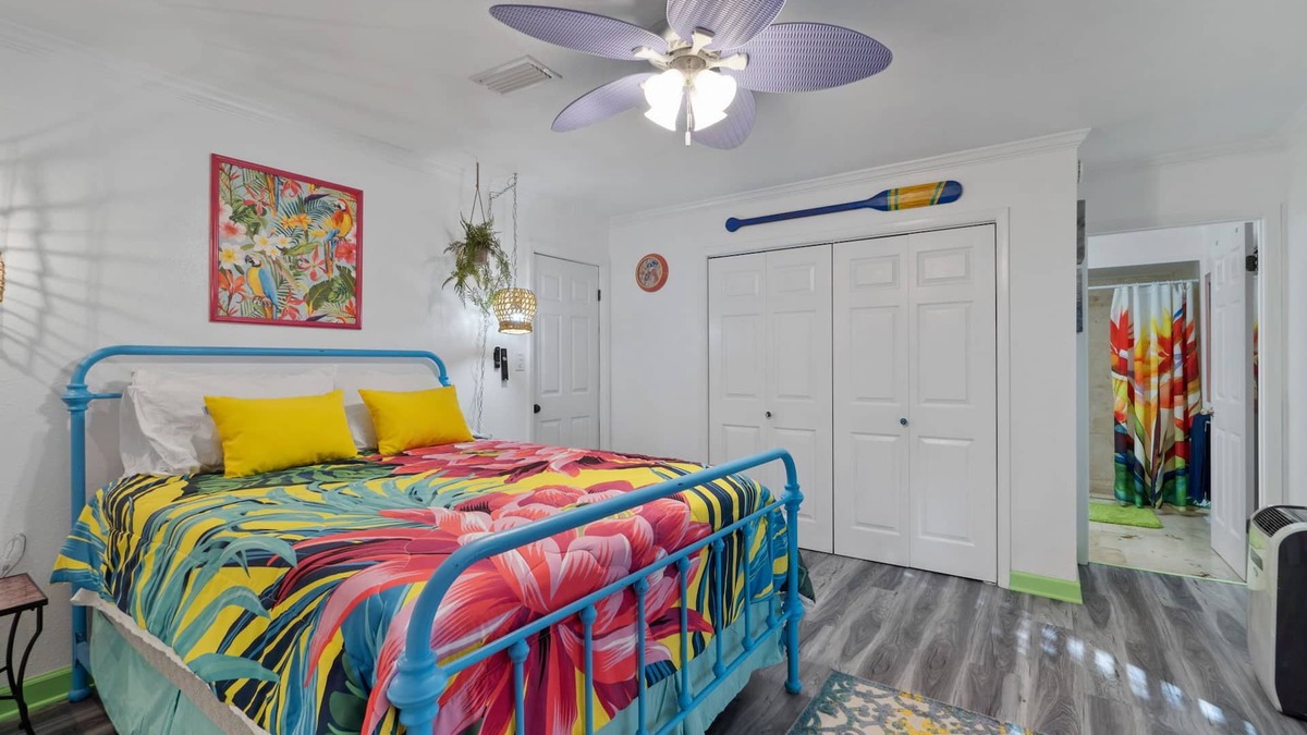 Navarre Cottage | Charming 2-bedroom suite in soothing Navarre with AC, WiFi